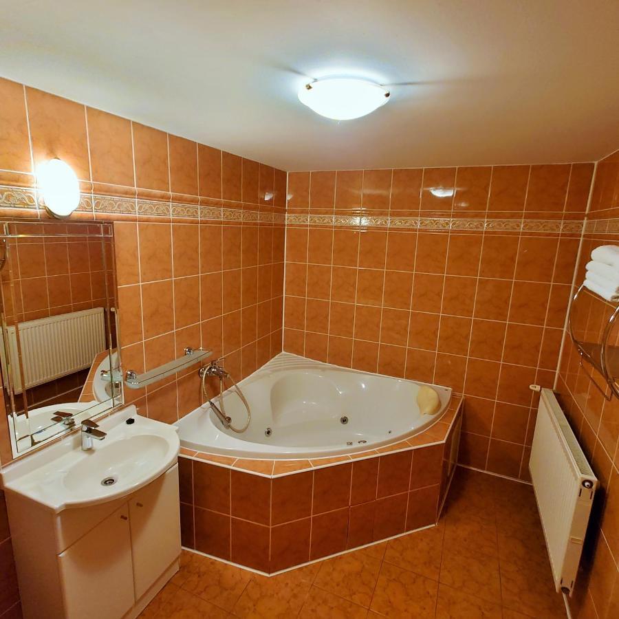 Penzion Lucs Heľpa Exterior foto