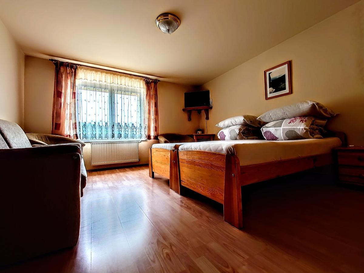 Penzion Lucs Heľpa Exterior foto